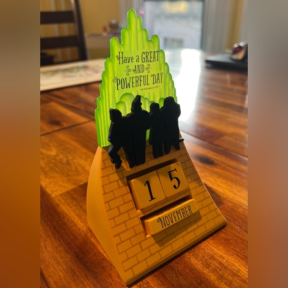 Hallmark Wizard Of Oz Perpetual Calendar Home Decor - Picture 3 of 5